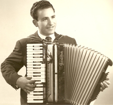 Conrado Bernuz con su primer instrumento: el acordeón