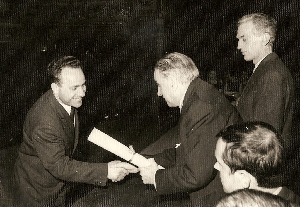 Conrado Bernuz recibiendo el diploma de profesor de armonía y composición del conservatorio del Liceo